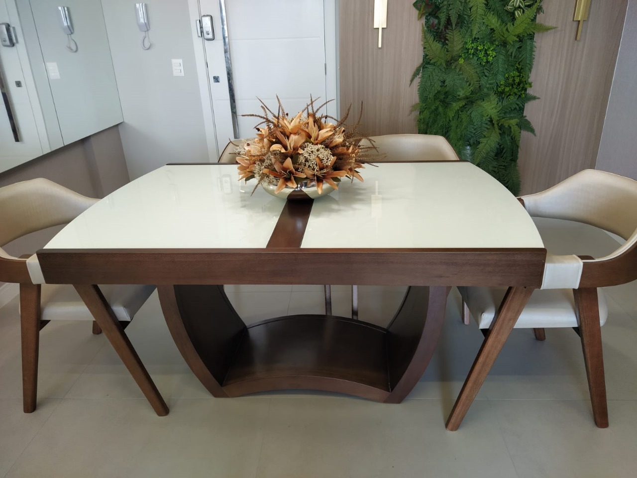 Transforme suas refeições com uma mesa de jantar de vidro e cadeiras elegantes